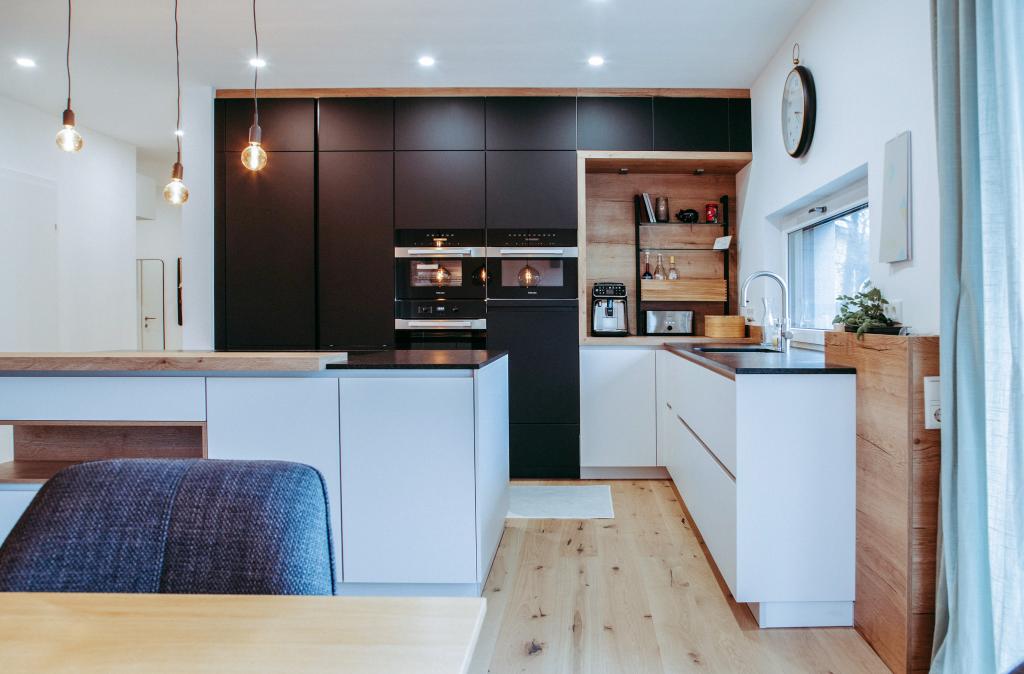 Moderne Maßküche vom Einrichter in Perg